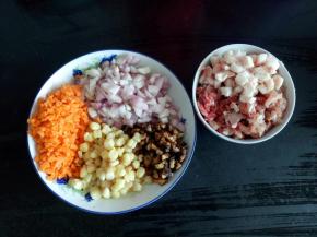 先将材料准备好，馅料部分除玉米粒外都切成小丁，猪肉将瘦肉和肥肉分开切，（木耳最后切的，刚开始给忘了）