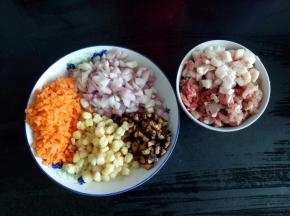 先将材料准备好，馅料部分除玉米粒外都切成小丁，猪肉将瘦肉和肥肉分开切，（木耳最后切的，刚开始给忘了）