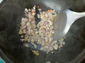 锅里倒油，油温烧至7成热时放入生姜，洋葱炒香，炒至洋葱变透明