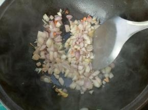 锅里倒油，油温烧至7成热时放入生姜，洋葱炒香，炒至洋葱变透明