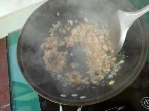 放入肥肉，炒至出油