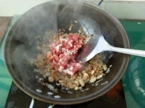 放入瘦肉，加一点白胡椒粉和料酒，炒至变色