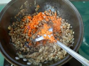 加入胡萝卜丁，炒至变软