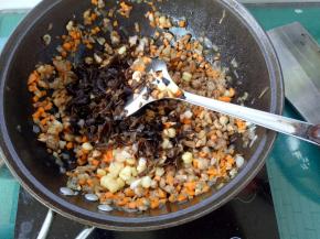 将木耳，香菇，玉米全部倒入锅里，翻炒一下