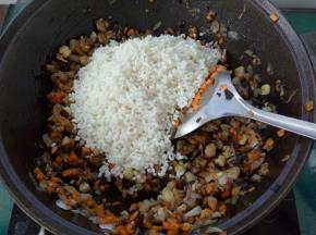 转小火，将糯米倒入炒锅中，加入调料，进行翻炒，炒至糯米变成半透明的时候就关火