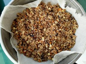 笼屉铺一块笼布，将炒好的烧麦馅平铺在屉布上，开水上锅蒸20分钟左右