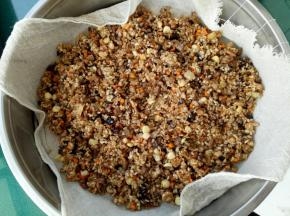 笼屉铺一块笼布，将炒好的烧麦馅平铺在屉布上，开水上锅蒸20分钟左右