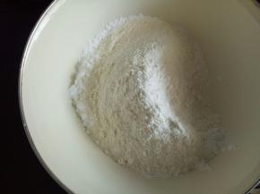 等待蒸馅的时候就可以开始和面了，澄粉和面粉混合均匀，加入热水揉成光滑的面团