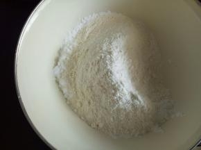 等待蒸馅的时候就可以开始和面了，澄粉和面粉混合均匀，加入热水揉成光滑的面团