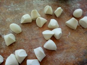 揉好的面团分成大约一个20克左右的剂子（喜欢大一点的可以分大一些喜欢小的相反）