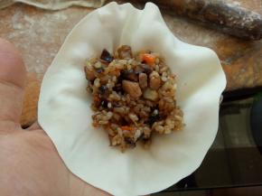 包入蒸好的馅料