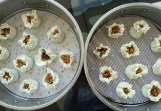 做好的烧麦放蒸屉，开水上锅，蒸15分钟左右