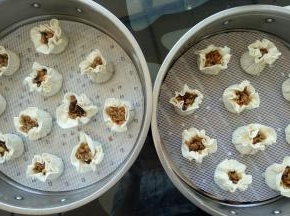 做好的烧麦放蒸屉，开水上锅，蒸15分钟左右