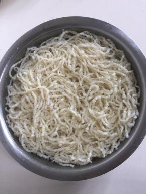 牛筋面提前用凉水浸泡至牛筋面变软。