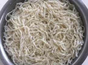 牛筋面提前用凉水浸泡至牛筋面变软。