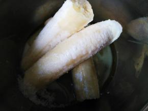 将香蕉、牛奶、玉米油和20克白糖混合