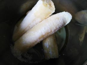 将香蕉、牛奶、玉米油和20克白糖混合