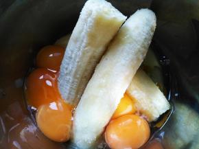分蛋，将蛋黄分入香蕉中