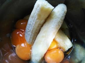 分蛋，将蛋黄分入香蕉中