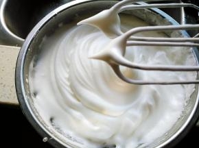 蛋清分3次加入60克白糖，打发至干性发泡