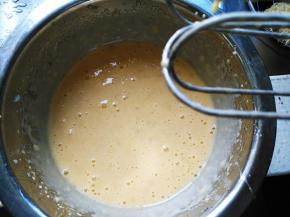 用电动打蛋器将香蕉蛋黄混合物搅打均匀