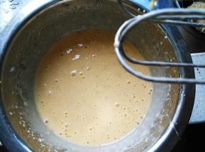 用电动打蛋器将香蕉蛋黄混合物搅打均匀