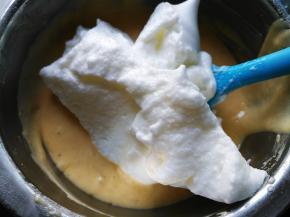 将三分之一蛋白霜加入蛋黄液中，用刮刀搅拌均匀