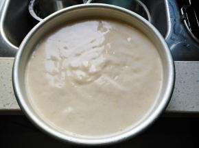 倒入模具，用力震几下