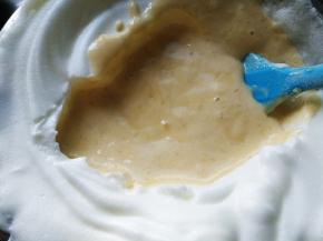 搅拌好的蛋糕糊倒回蛋白盆中