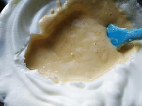 搅拌好的蛋糕糊倒回蛋白盆中