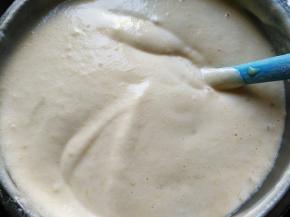 用刮刀搅拌均匀