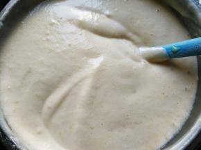 用刮刀搅拌均匀