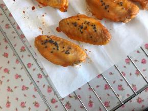 撒一些芝麻，烤箱预热，上下管200度烤25分钟。（每个人的烤箱温度不同，适当的增减时间）