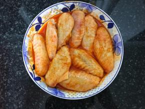 搅拌均匀，让每个鸡翅都裹上腌料。