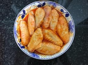 搅拌均匀，让每个鸡翅都裹上腌料。