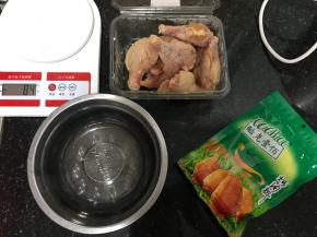 这是第一次做鸡腿准备的材料，我用的是cook酷克壹佰奥尔良烤翅腌料。