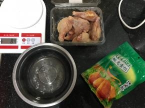 这是第一次做鸡腿准备的材料，我用的是cook酷克壹佰奥尔良烤翅腌料。