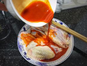 把调好的料均匀的淋在鸡翅里。
