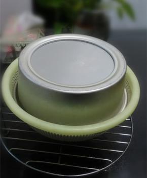 用力震几下倒扣冷却