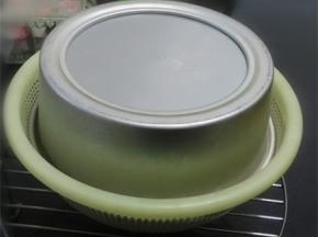 用力震几下倒扣冷却