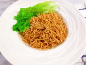 摆上生菜
一碗极致美味而简单的捞面就完成了