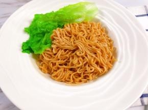 摆上生菜
一碗极致美味而简单的捞面就完成了