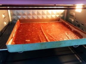 放入预热好的烤箱中层上下火170度烤10分钟，有热风循环的打开