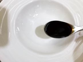 碗里加入1勺头抽，没有就用生抽代替