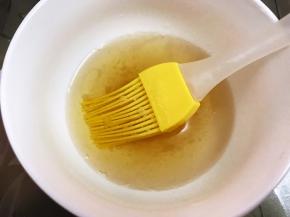 蜂蜜加入少许纯净水调匀