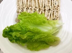准备好面饼，生菜淘洗干净