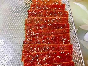 等凉透后，用干净的剪刀剪成小块