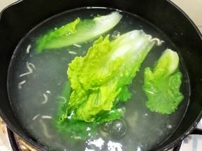 用煮面的水继续烫熟生菜