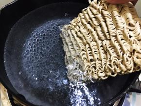 水滚开后？加入面饼