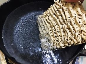 水滚开后？加入面饼